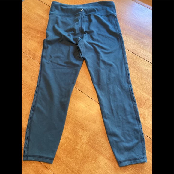 EUC GAPfit blackout workout leggings. Capri - Picture 4 of 11